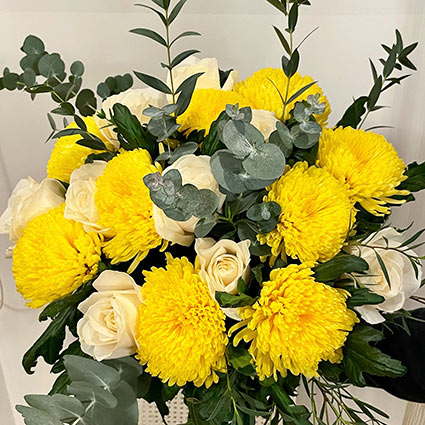Bouquet of yellow chrysanthemums and roses