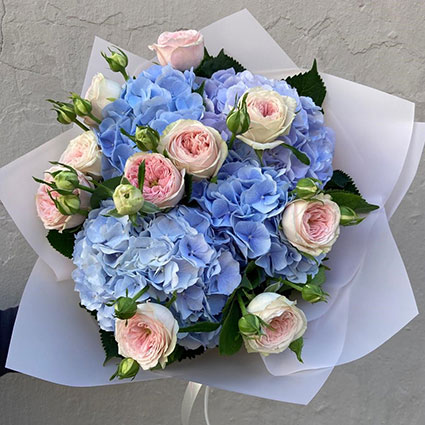 Gorgeous bouquet of pink roses and blue hydrangea