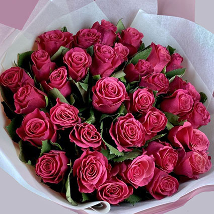Bouquet of 35 pink roses.